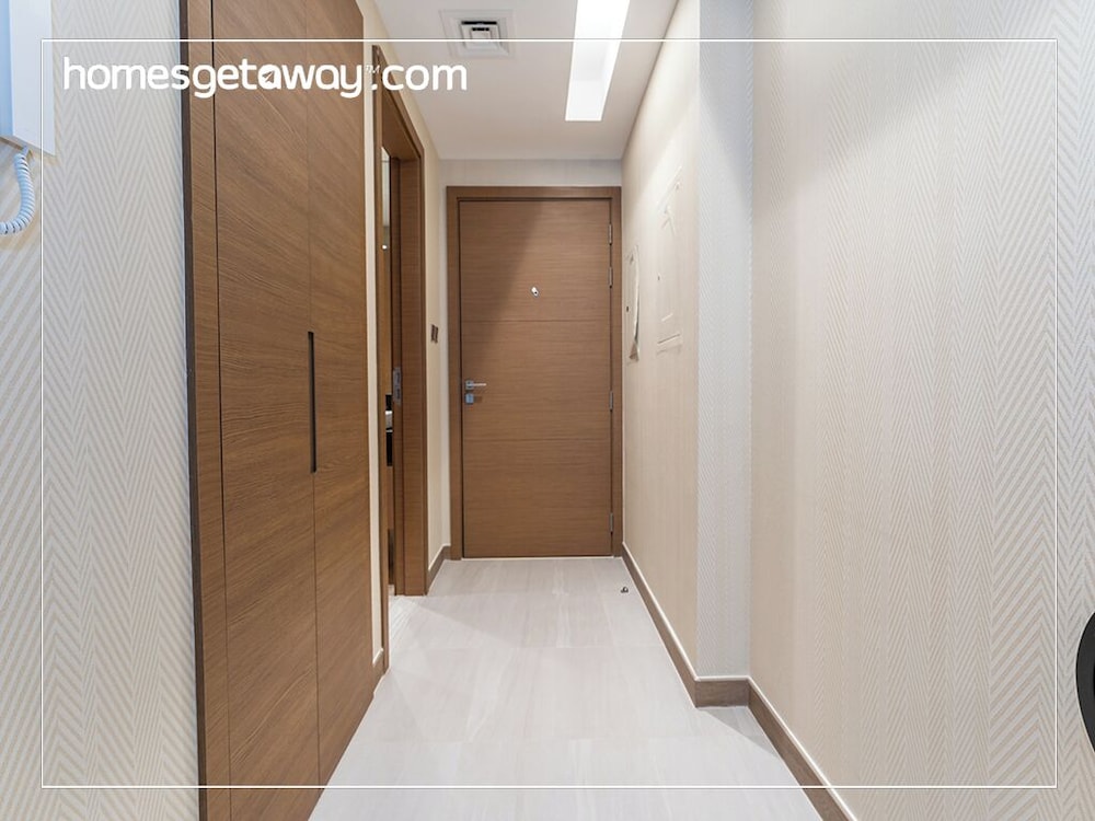 2BR Luxury with Stunning Lake View in Business Bay