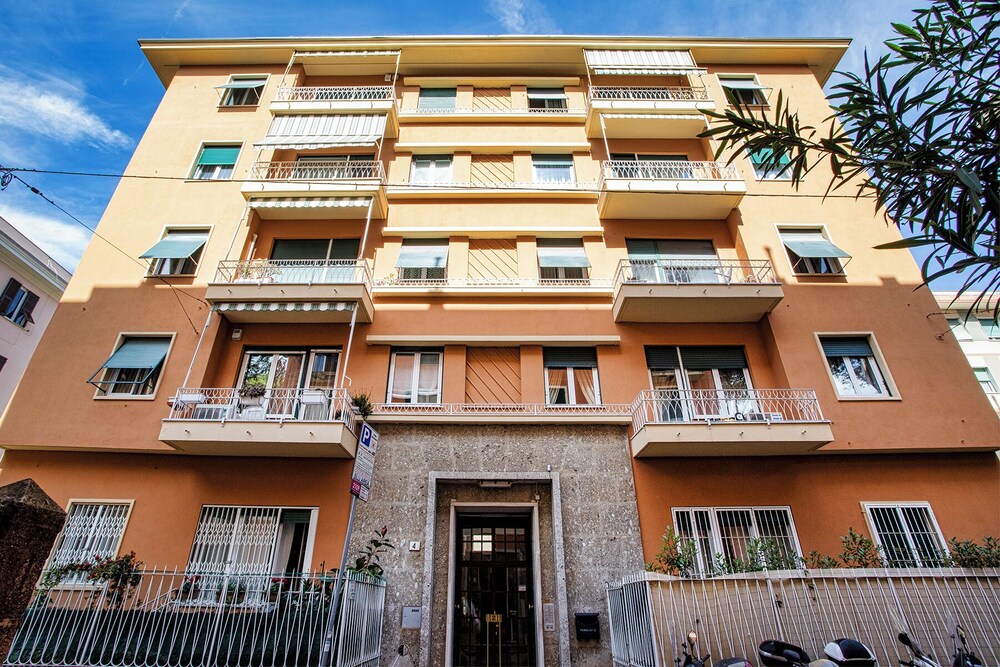 Light Apartment in Albaro