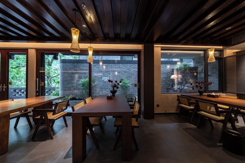 Fenghuang Yiquan River View B&B