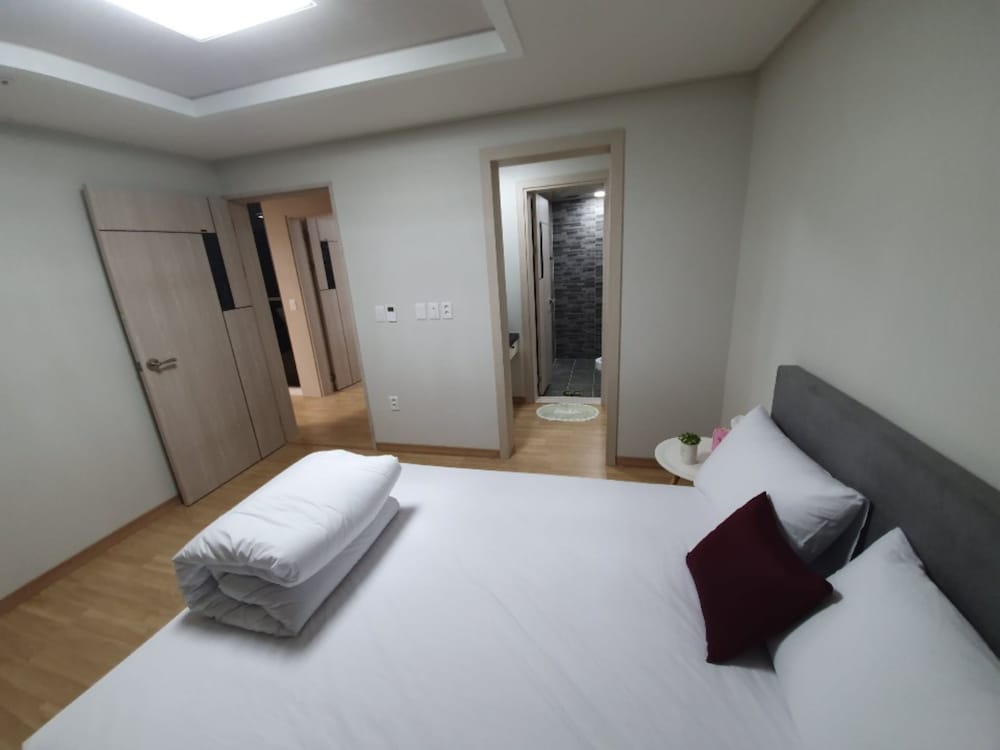 Vallas House 1301 view 4