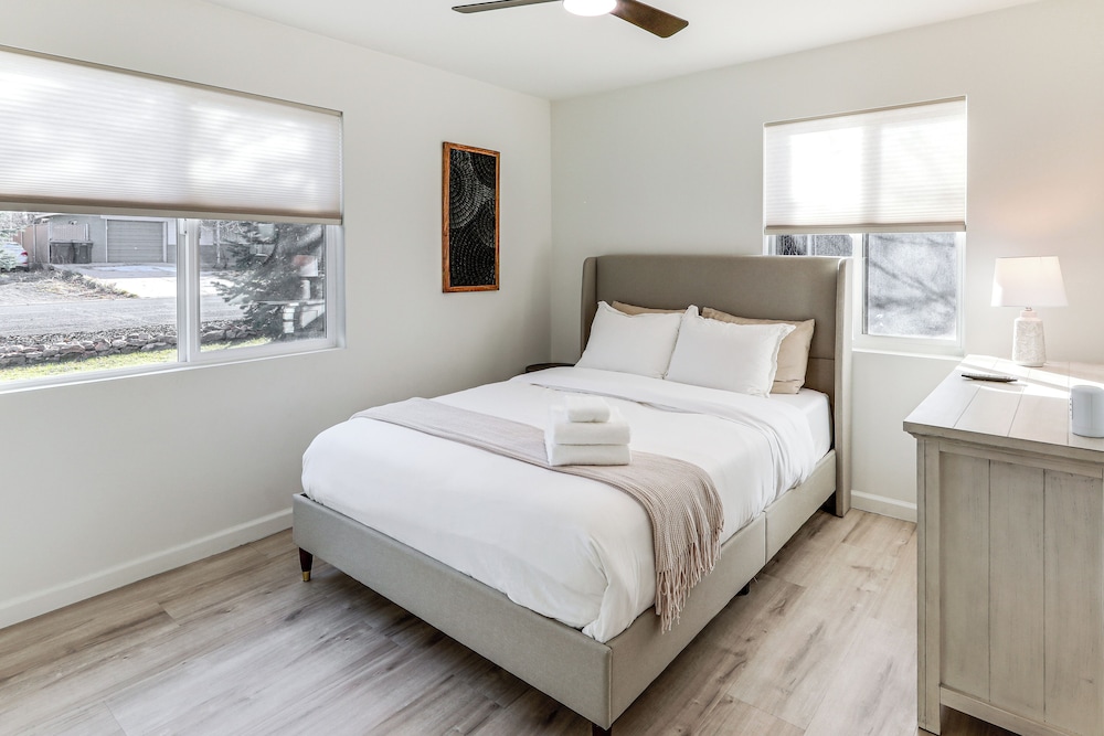 Near NAU & Dtwn! Kid-friendly Flagstaff Retreat
