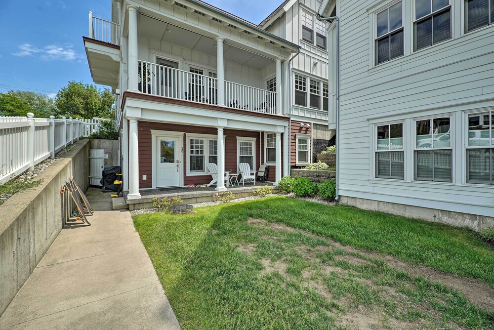 Grand Haven Condo: Walk to Lake + Pool Access! view 2