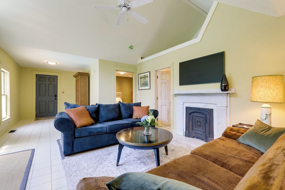 Beautiful & Historic Cottage, Steps to Elm Park