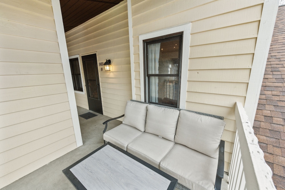 Stylish Notre Dame Condo Sleeps 6 2 Bedroom Condo