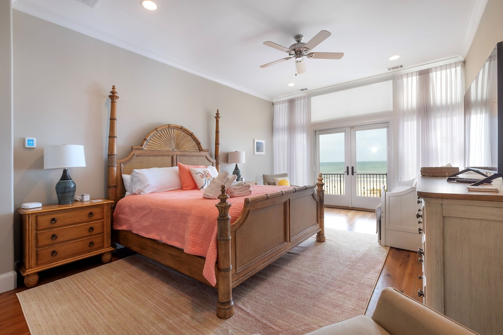 Luxury, Stunning 6 Bedroom Home with Saltwater Pool on the Beach