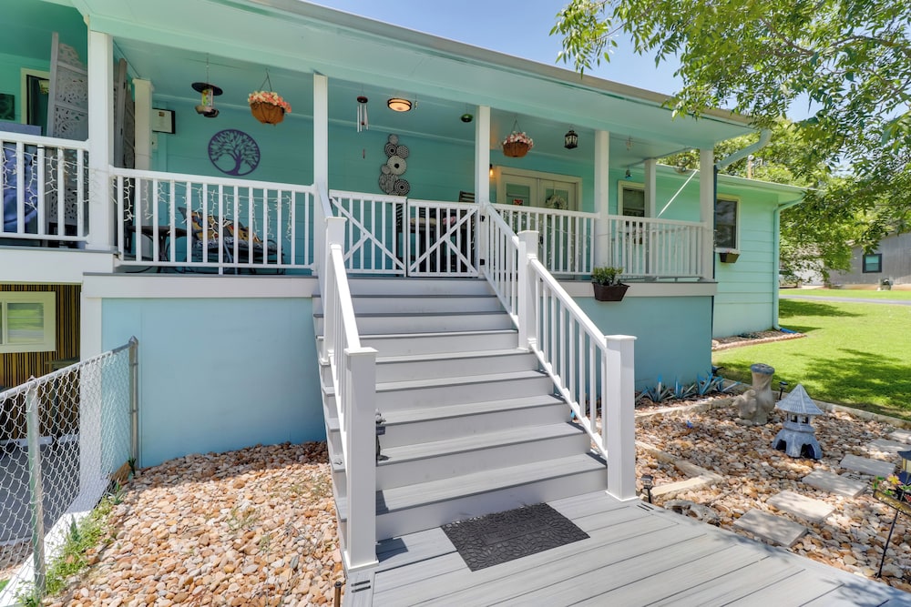 1 Mi to Dtwn + Fenced Yard: Georgetown Getaway!