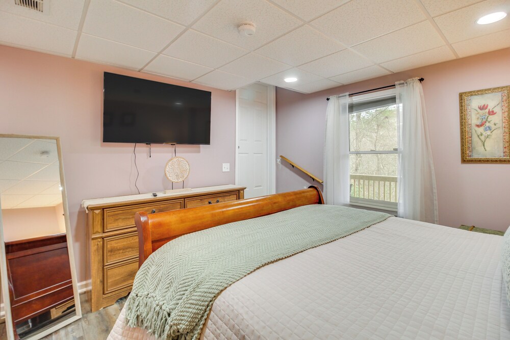 Community Perks: Mtn-view Ellijay Cabin w/ Hot Tub