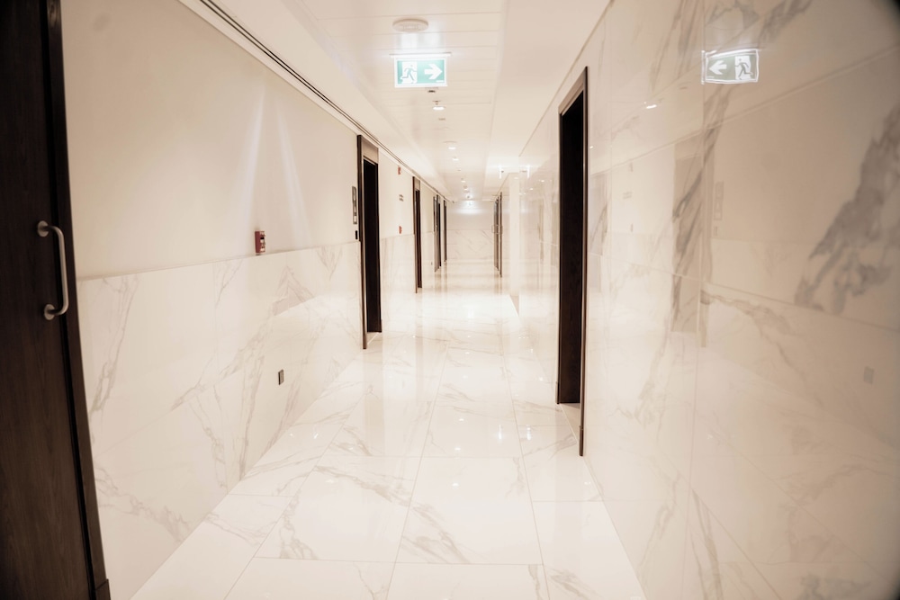 Luxury Studio Rooftop Pool & Gym Access