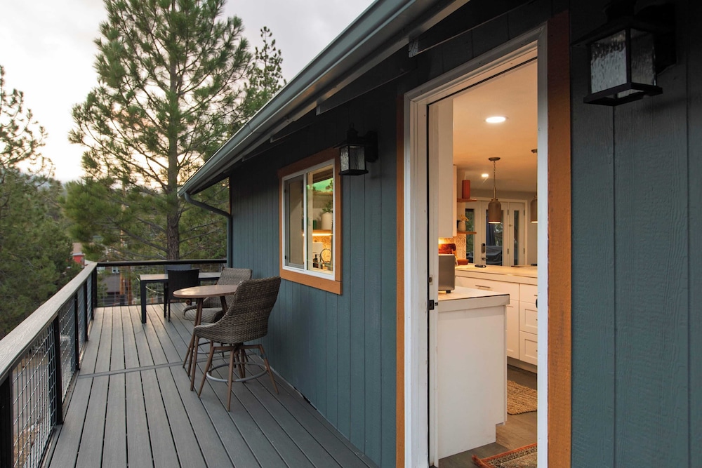 Cozy 2BR Fawnskin Cabin Big Bear Lake, Hiking Trails & Snow Summit Nearby