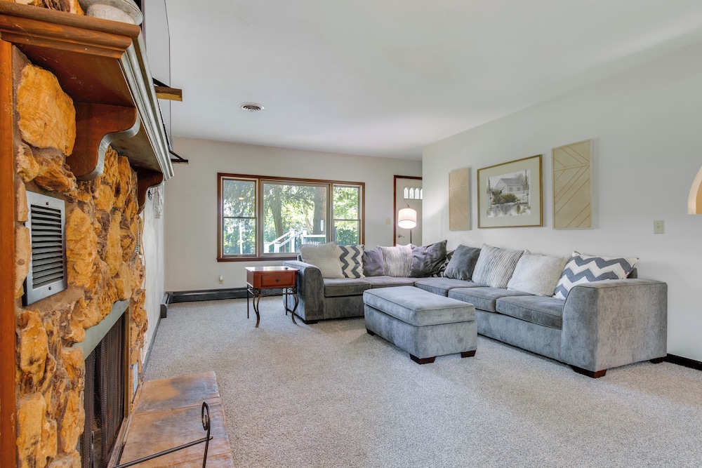 9 Mi to Downtown Rushville: Cozy Getaway w/ Grill