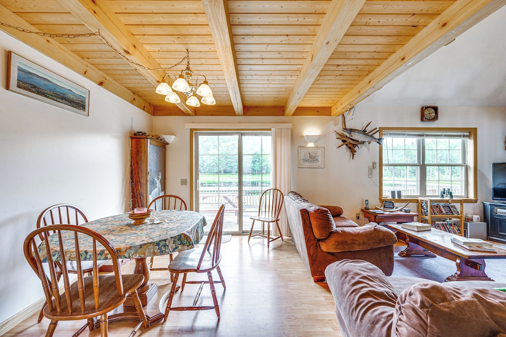 5 Mi to Jay Peak Resort: Cabin w/ Pond Access!