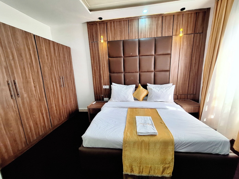 Luxxe Suites By Almond