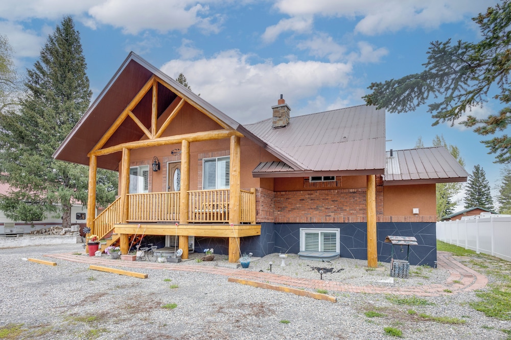 Deck w/ Hot Tub: Ashton 'cozy Cub Cabin'