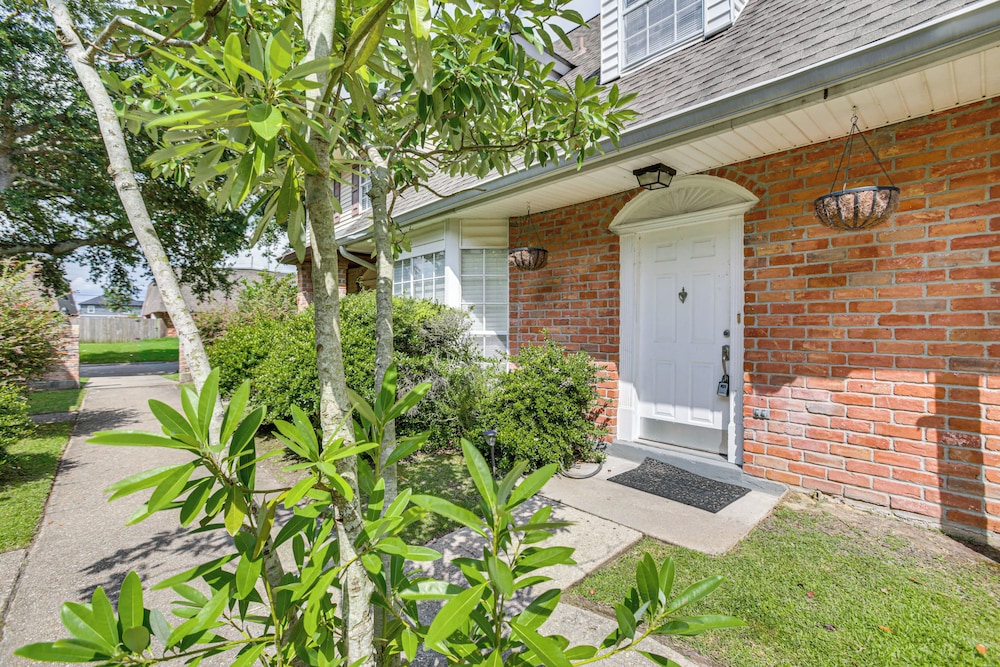 23 Mi to Nola: Cozy & Quaint Destrehan Townhome