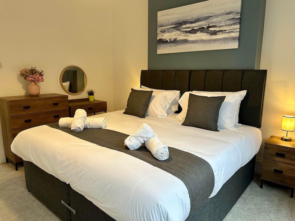 2 Bedroom House in Central Winchester view 3