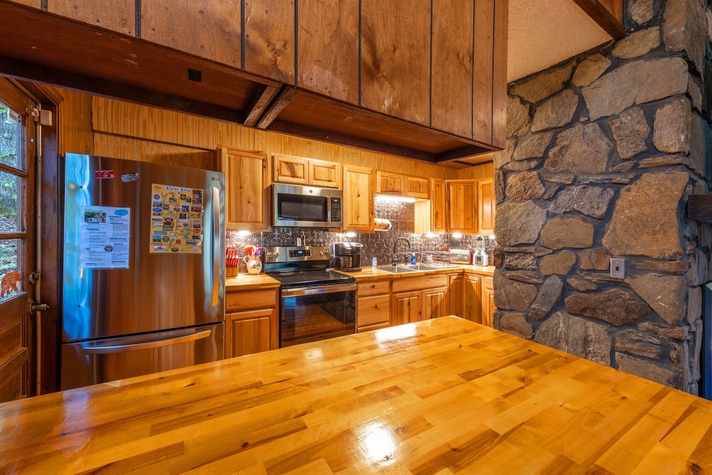 Bear Creek Lodge and Cabins in Helen Ga - Pet Friendly, River on Property, Walking Distance to downtown Helen