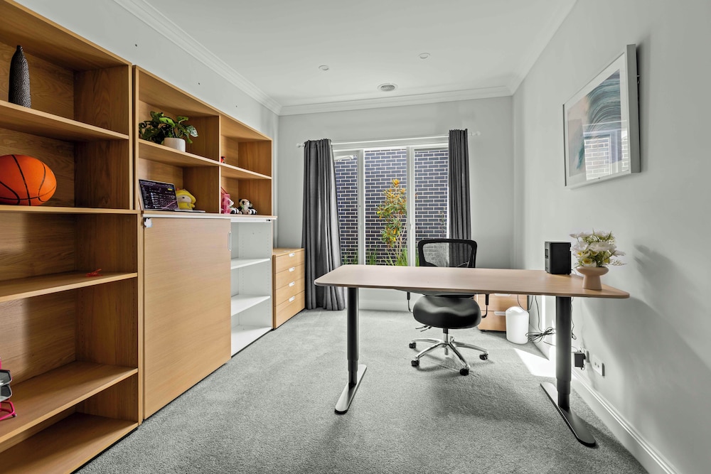StayAU Contemporary 5BRM Families Home Point Cook