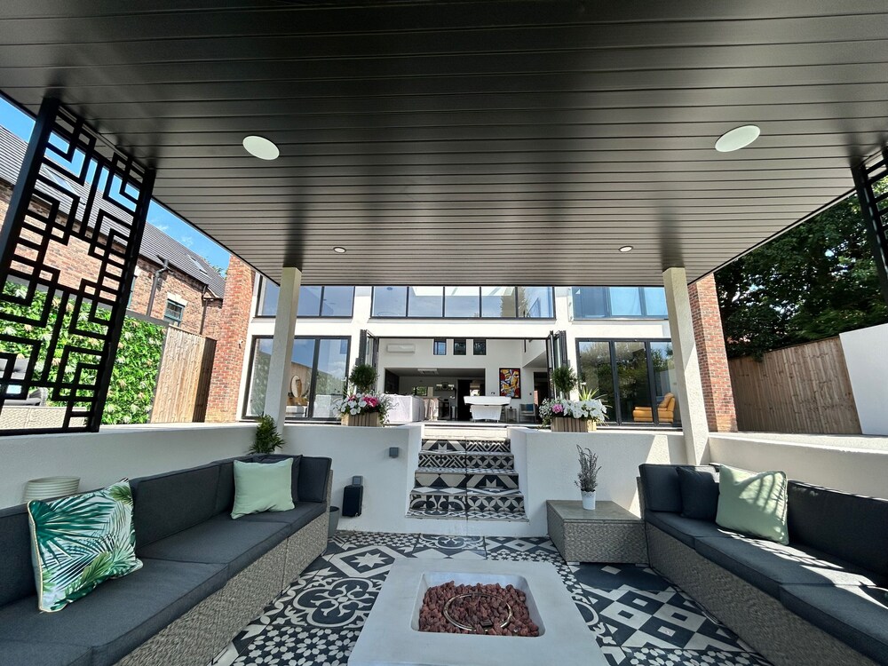 5 Bed Villa-sleeps 10-hot Tub-bar & Pool Table