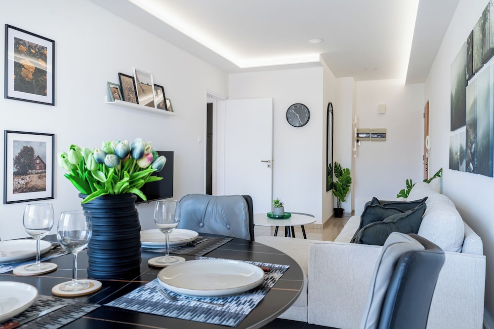 Averna - Breezy 2-BR Apt. in Larnaca