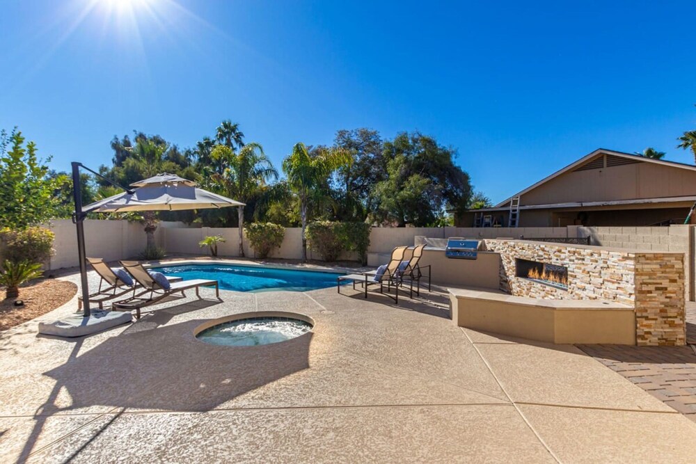 Modern Family Retreat - Pool Spa Firepit Putt Grn