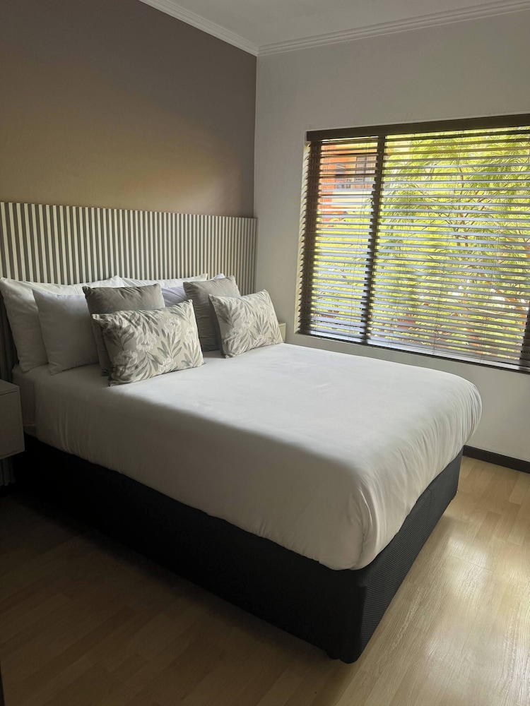 2 Bedroom Apartment Near Monte Casino