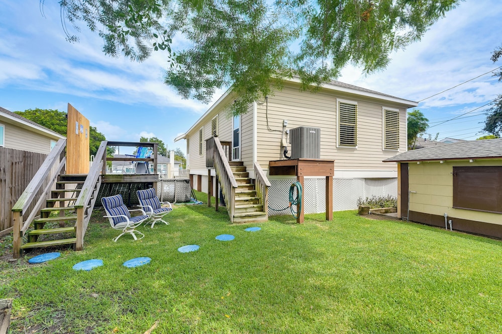 1/2 Mi to Galveston Beach Seawall: Retreat w/ Pool