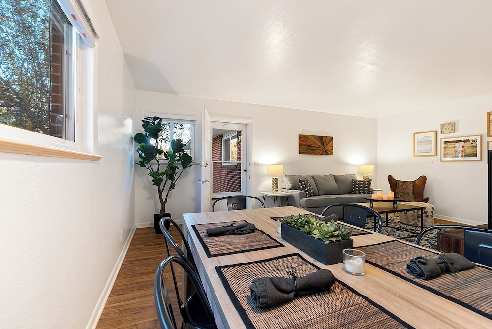 Orchard Flats Perfect Group Stay w/ Yard and BBQ
