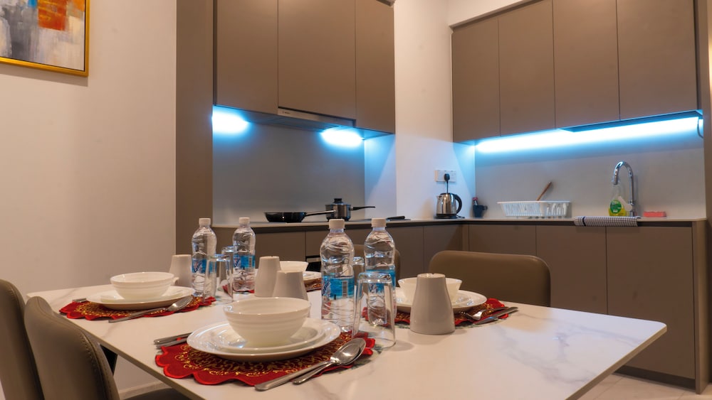 Moonway Luxury Suites At Eaton Residence