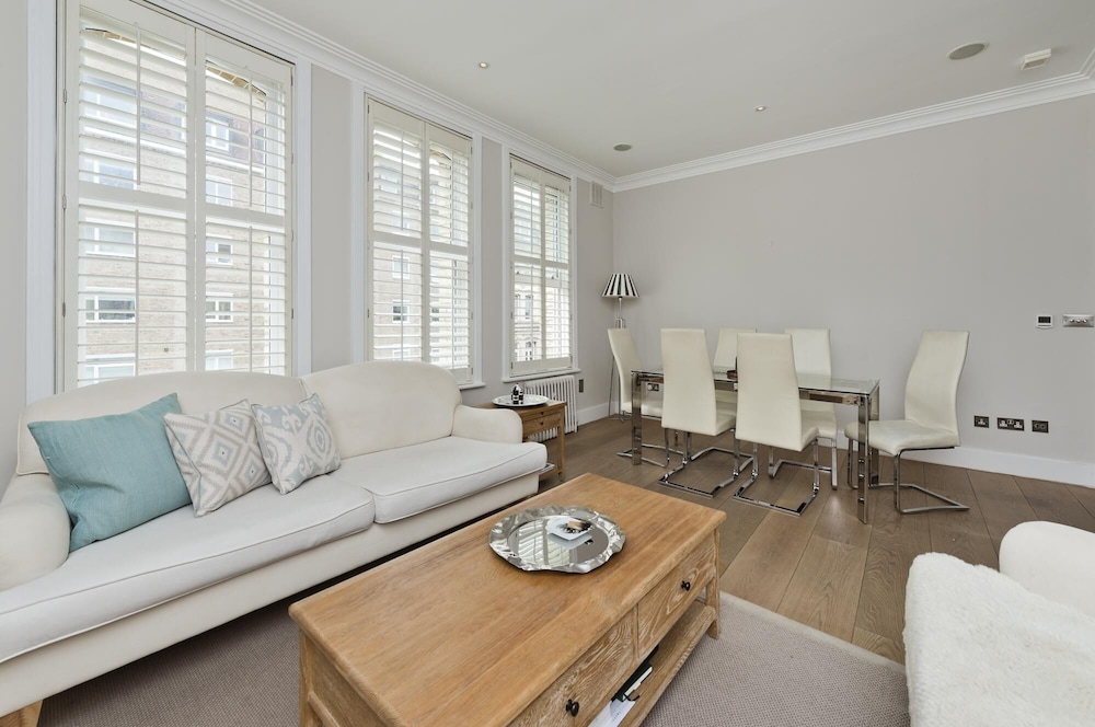 Immaculate two Bedroom Apartment in Chelsea by Underthedoormat