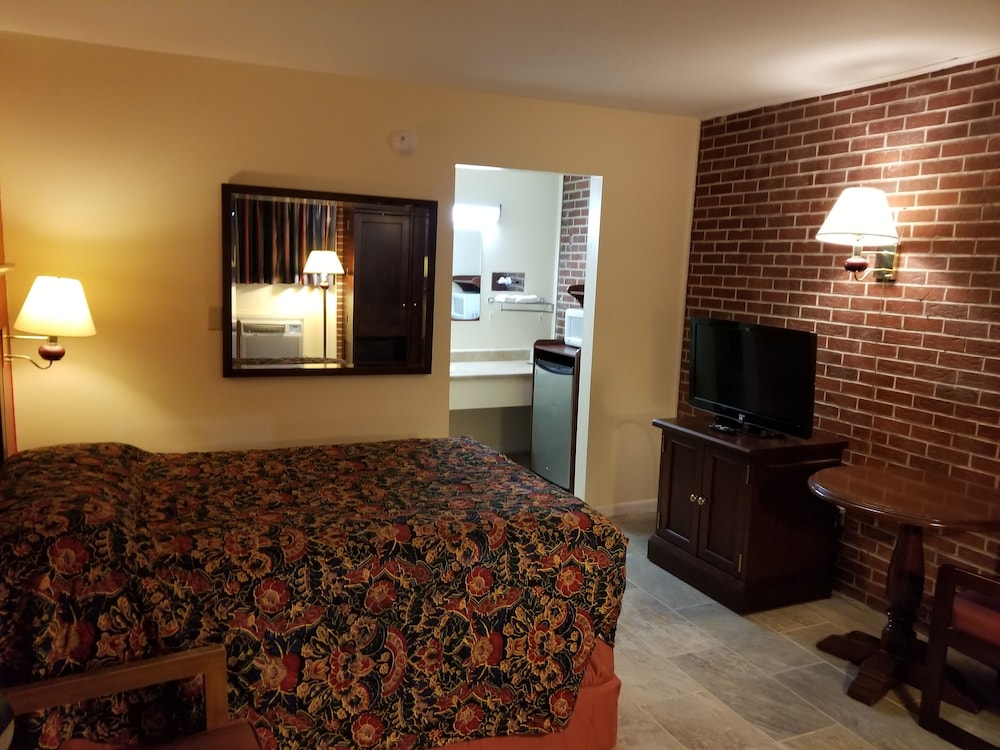 Americas Best Value Inn Arkansas City view 2
