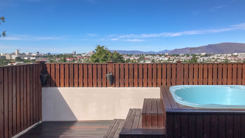 ICELAND SJF Villa , Hot tub & Outdoor Sauna Amazing Mountains View - 15 min to downtown