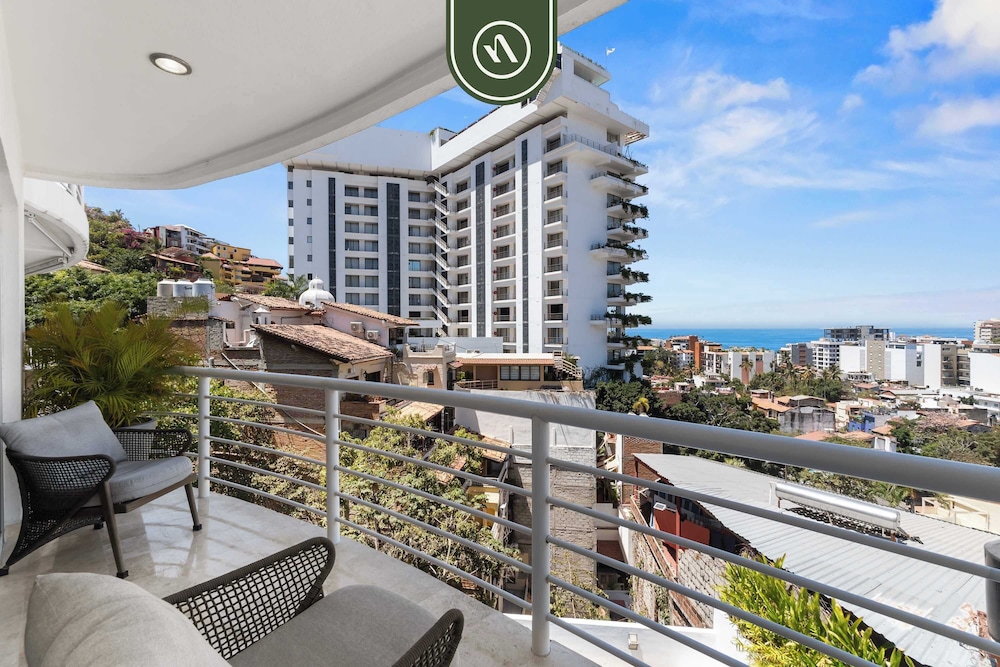 Stunning 2 BR Condo - Oceanview Terrace - Downtown