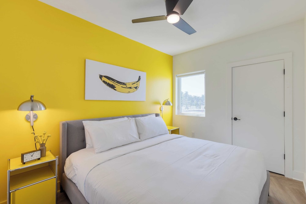 Dual Bachelor Pads w/ Rooftop Lounge & Games Sleeps 26 5 Min to Broadway