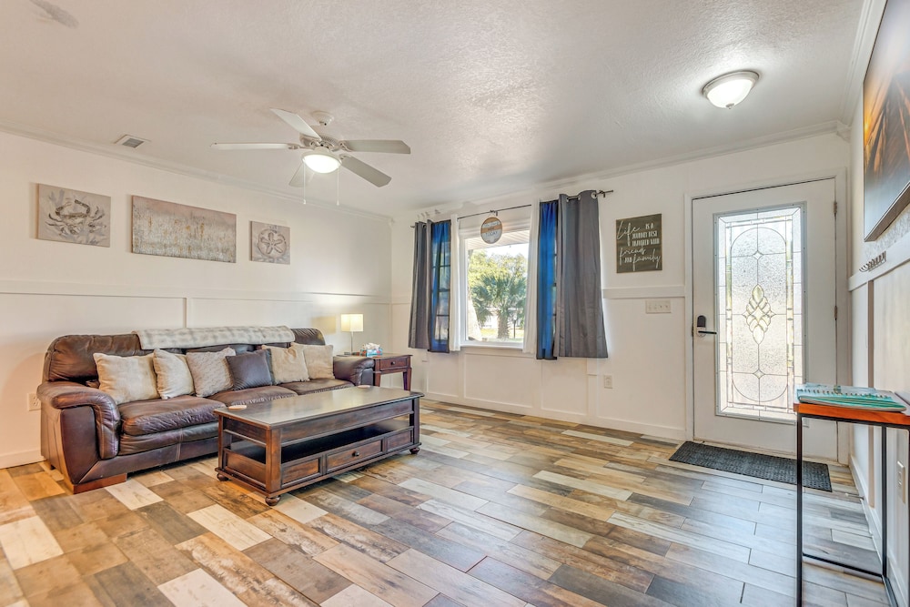 4 Mi to Beach: Spacious Fort Walton Beach Retreat!