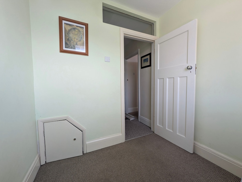 Cherry View House. 3-beds - Sleeps up to 8, Garden & Parking. Short Stays of all Types Welcome