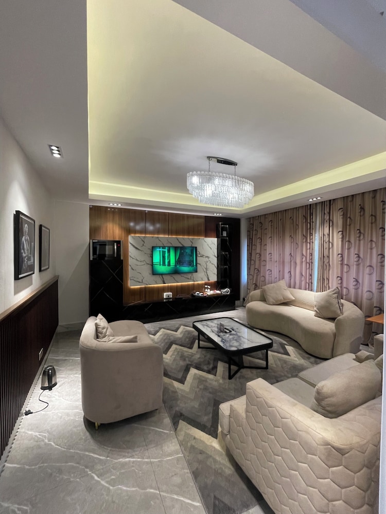 Sujimoto Residences Precious