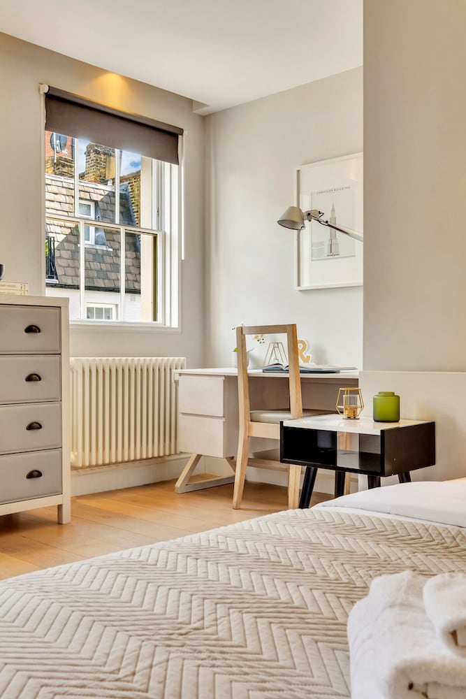 Luxe 4-bed Mews Home - 10 min to Harrods