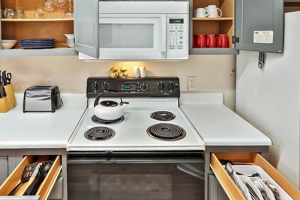 River Oaks 33f 2 Bedroom Condo