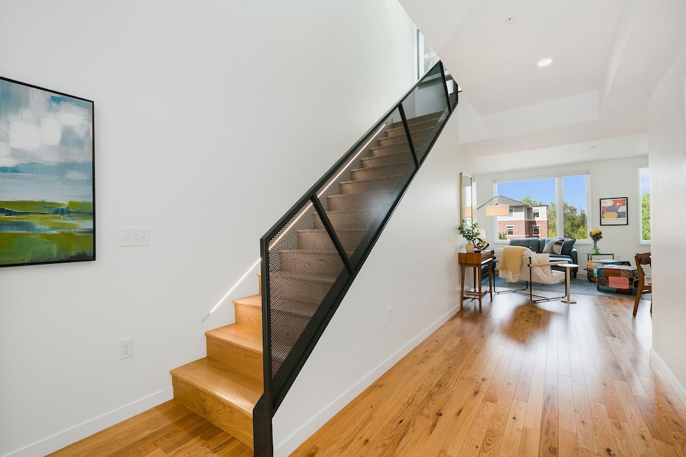 The Overlook - Luxe Old Town Condo w/ King Suite