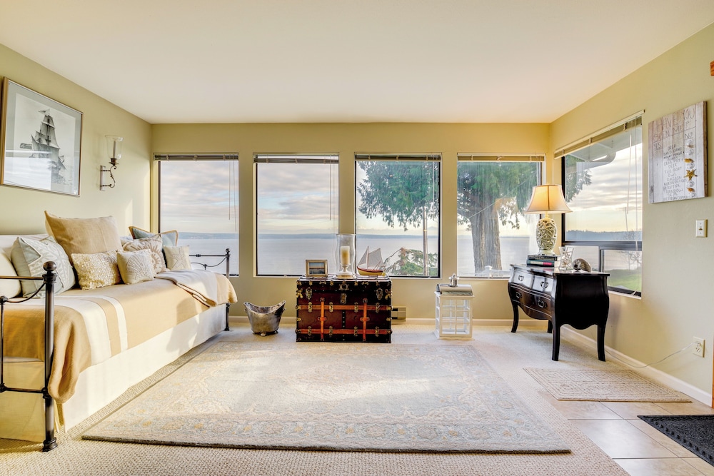 1/4 Mi to Beach: Family Home w/ Spacious Deck!