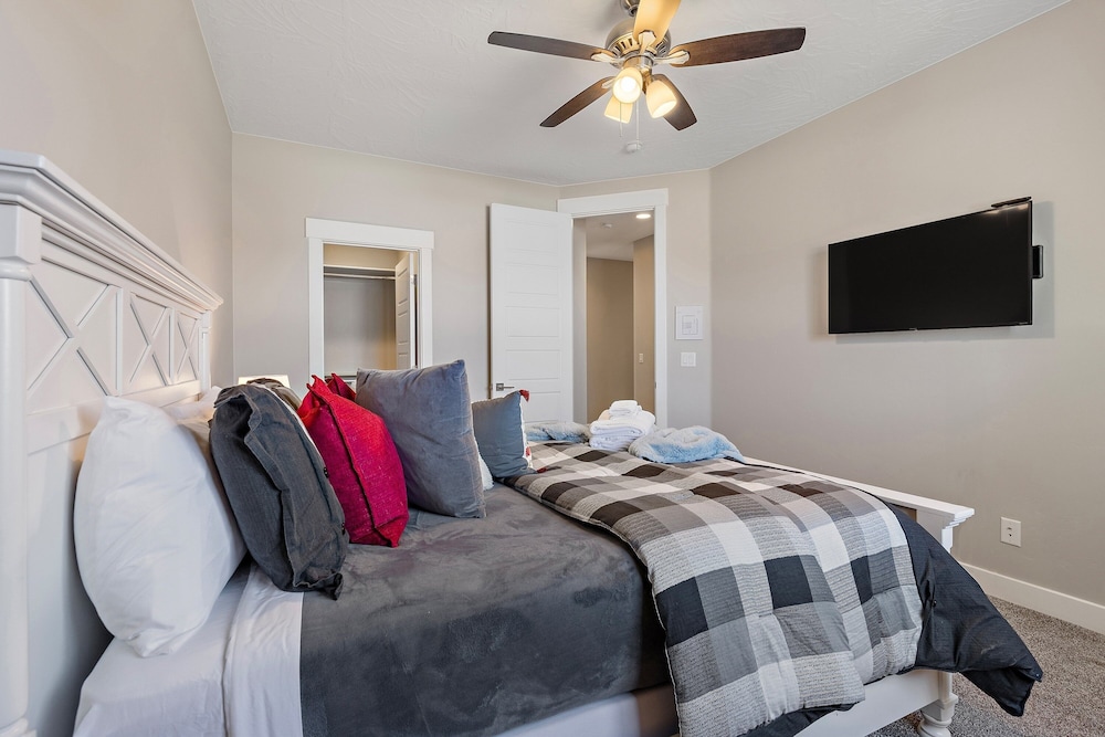 Hurricane Falls Pool, Hot Tub Plus Dog Friendly! 4 Bedroom Home