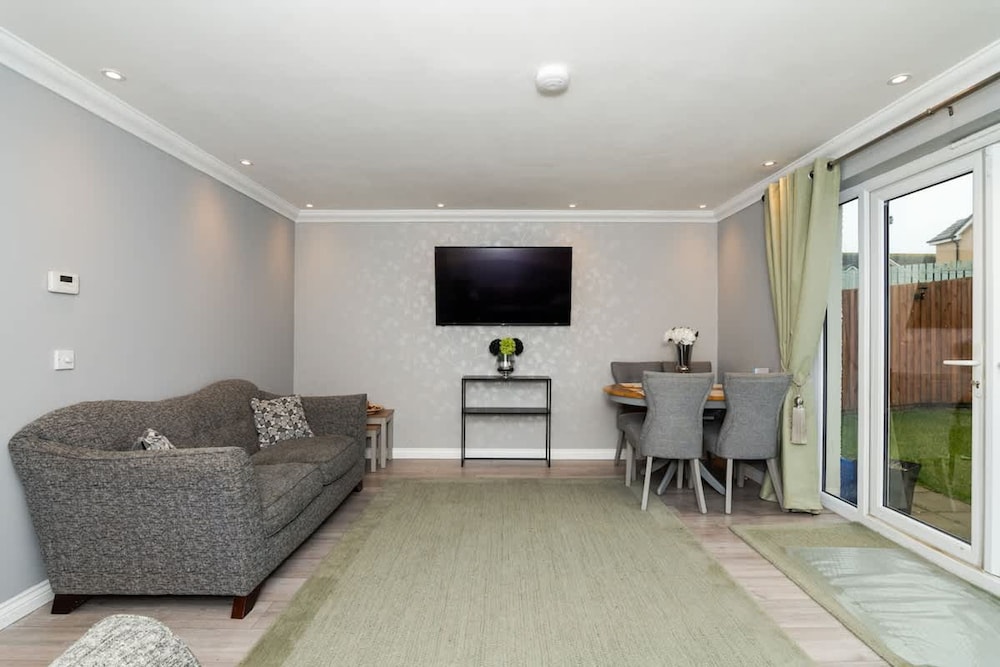 3 Bedroom House-private Parking