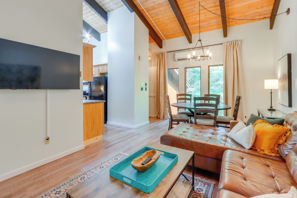 Walk to Twin Lakes: All-season Idaho Condo!