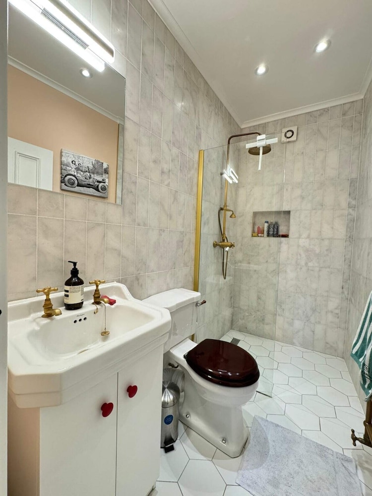 Homely Flat W/terrace, 3 Mins to Battersea Park