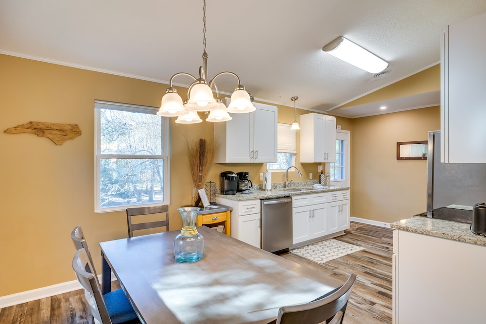 Lovely Emerald Isle Home, Walk to Beach!
