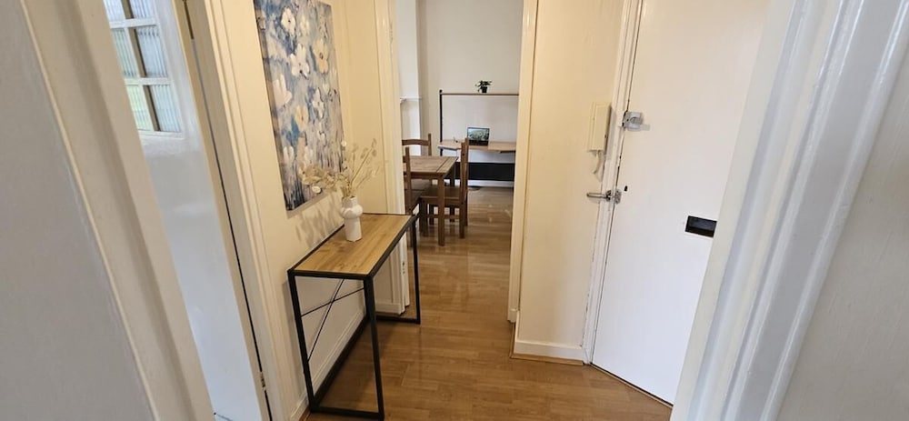 Brondesbury Apartment