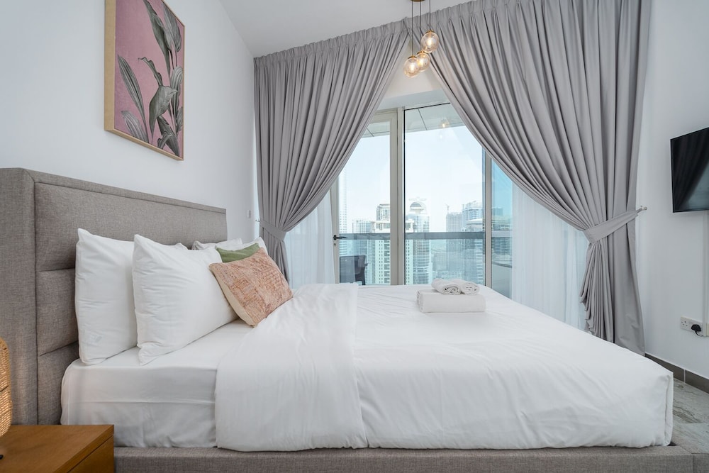Dubai Marina - Stunning Huge 4 Bedroom Apts Near JBR - Gym - Pool - Parking by Sojo Stay