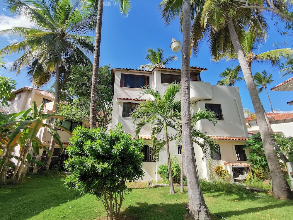 Los Corales Tropical Beach Resort & SPA