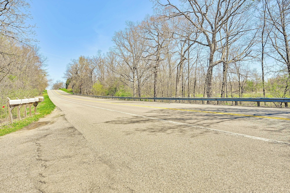 4 Mi to Dtwn: Spacious Family Cabin in Jonesville!