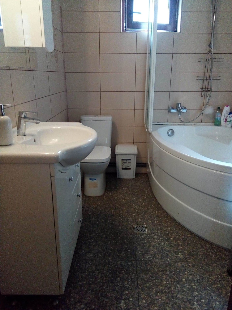 Family Friendly 2-bed Cottage in Periș view 4